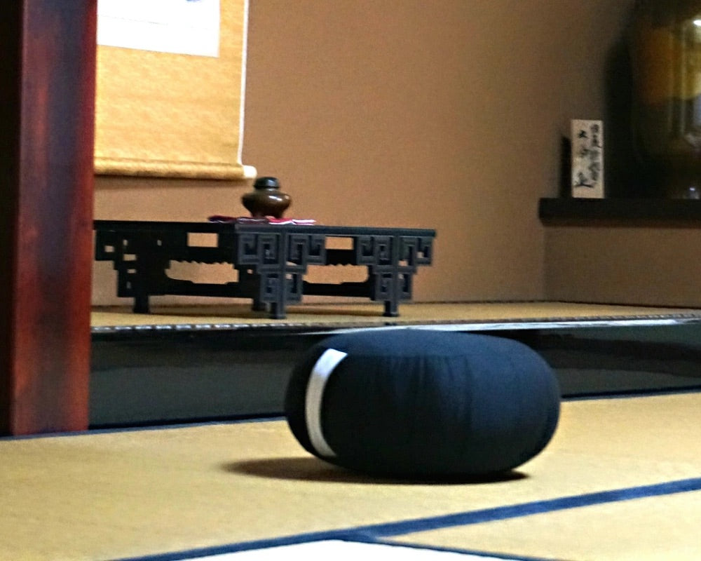 Zafu Meditation Cushion Black – 1 Shaku 1 Sun – 33 × 18 cm – Made in Japan